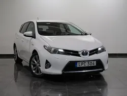 Vit Begagnad 2014 Toyota Auris Hybrid Edition Halvkombi | 109 000 kr (Marknadspris)