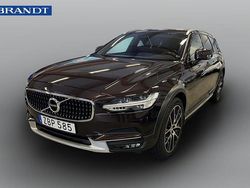 Mörkbrun (brun) Begagnad 2018 Volvo V90 CC Momentum Kombi | 274 900 kr (Marknadspris)