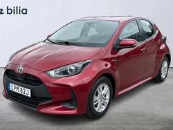 Röd Begagnad 2020 Toyota Yaris Hybrid Active Halvkombi | 189 900 kr (Marknadspris)