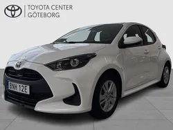 Vit Begagnad 2022 Toyota Yaris Hybrid Active Halvkombi | 209 900 kr (Marknadspris)