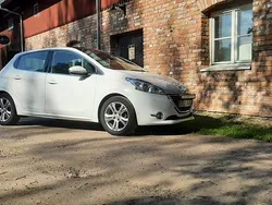 Vit Begagnad 2014 Peugeot 208 Halvkombi | 79 000 kr (Marknadspris)