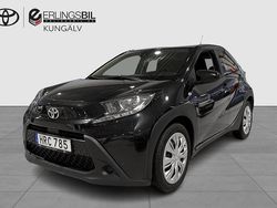Svart Begagnad 2022 Toyota Aygo Play Halvkombi | 144 900 kr (Marknadspris)
