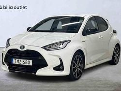 Vit Begagnad 2021 Toyota Yaris Hybrid Style Halvkombi | 179 900 kr (Marknadspris)