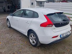 Vit Begagnad 2015 Volvo V40 Kinetic Halvkombi | 112 500 kr (Marknadspris)