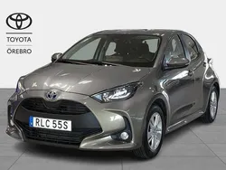 Grön Begagnad 2022 Toyota Yaris Hybrid Active Halvkombi | 208 900 kr (Marknadspris)