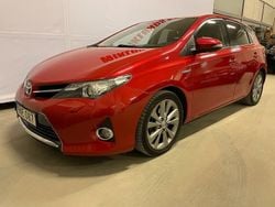 Mörkröd Begagnad 2014 Toyota Auris Hybrid Edition Halvkombi | 104 900 kr (Bra pris)