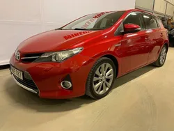 Mörkröd Begagnad 2014 Toyota Auris Hybrid Edition Halvkombi | 114 900 kr (Marknadspris)