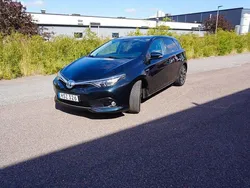 Mörkblå (blå) Begagnad 2016 Toyota Auris Hybrid Active Halvkombi | 119 900 kr (Marknadspris)