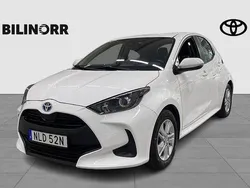 Vit Begagnad 2022 Toyota Yaris Hybrid Halvkombi | 199 900 kr (Marknadspris)