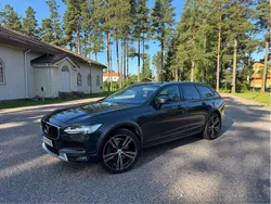 Grå Begagnad 2019 Volvo V90 CC Momentum Kombi | 305 000 kr (Marknadspris)