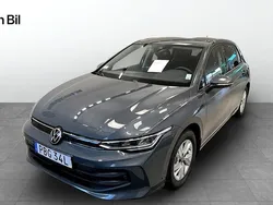 Grå Begagnad 2024 VW Golf VIII Life Halvkombi | 309 900 kr (Marknadspris)