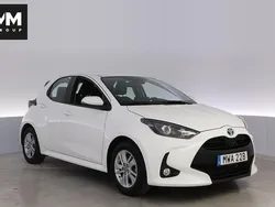Vit Begagnad 2023 Toyota Yaris Hybrid Active Halvkombi | 229 900 kr (Marknadspris)