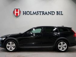 Svart Begagnad 2023 Volvo V60 CC Core Kombi | 334 900 kr (Marknadspris)