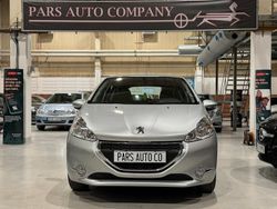 Ljusgrå (grå) Begagnad 2014 Peugeot 208 Halvkombi | 89 900 kr