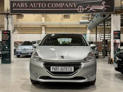 Ljusgrå (grå) Begagnad 2014 Peugeot 208 Halvkombi | 89 900 kr (Lite dyr)
