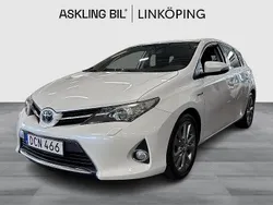 Vit Begagnad 2013 Toyota Auris Hybrid Edition Halvkombi | 139 000 kr (Marknadspris)