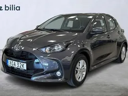Mörkgrå (grå) Ny 2024 Toyota Yaris Hybrid Active Halvkombi | 269 900 kr (Marknadspris)