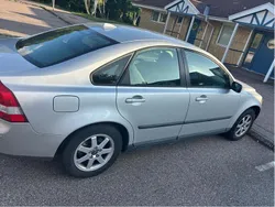 Grå Begagnad 2005 Volvo S40 Sedan | 35 000 kr (Marknadspris)