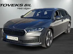 Grå (graphite grey metallic) Ny 2024 Skoda Superb Selection Kombi | 479 900 kr (Lite dyr)