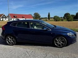 Blå Begagnad 2016 Volvo V40 Momentum Kombi | 115 000 kr (Marknadspris)