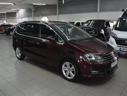 Mörkröd (röd) Begagnad 2018 VW Sharan GT Minibuss | 239 900 kr (Marknadspris)