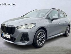 Grå Begagnad 2023 BMW 230e Active Tourer M Sport Minibuss | 409 900 kr (Marknadspris)