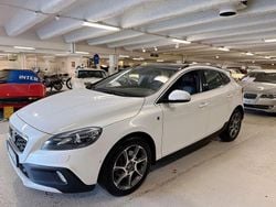 Vit (crystal white pearl) Begagnad 2016 Volvo V40 CC Ocean Race Kombi | 169 900 kr (Bra pris)