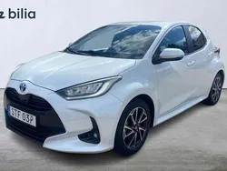 Vit Begagnad 2022 Toyota Yaris Hybrid Active Halvkombi | 229 900 kr (Lite dyr)