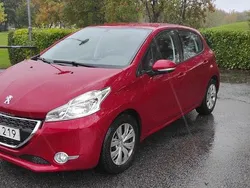 Röd Begagnad 2015 Peugeot 208 Halvkombi | 80 000 kr (Marknadspris)
