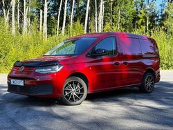 Röd Begagnad 2023 VW Caddy Maxi Minibuss | 245 900 kr (Marknadspris)