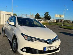 Vit Begagnad 2016 Toyota Auris Hybrid Active Halvkombi | 145 000 kr (Lite dyr)