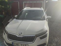 Vit Begagnad 2023 Skoda Kamiq Adventure SUV | 239 900 kr (Marknadspris)