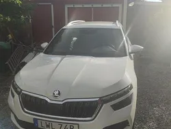 Vit Begagnad 2023 Skoda Kamiq Adventure SUV | 239 900 kr (Marknadspris)