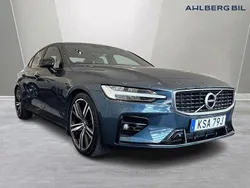 Mörkblå Begagnad 2019 Volvo S60 R-Design Sedan | 324 500 kr (Marknadspris)