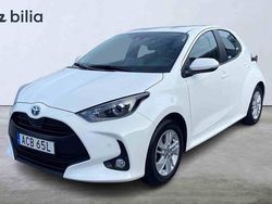 Vit Begagnad 2023 Toyota Yaris Hybrid Halvkombi | 229 900 kr (Marknadspris)