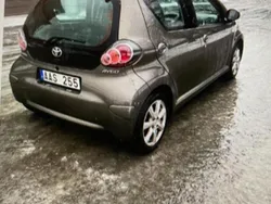 Brun Begagnad 2013 Toyota Aygo Halvkombi | 49 000 kr (Marknadspris)