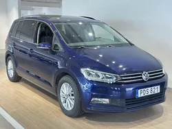Mörkblå (blå) Begagnad 2017 VW Touran Minibuss | 169 000 kr (Superpris)