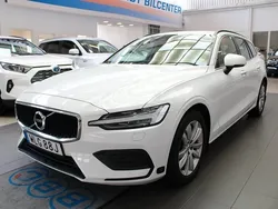 Vit Begagnad 2022 Volvo V60 Momentum Kombi | 274 900 kr (Bra pris)