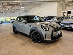 Grå (moonwalk grey metallic) Begagnad 2022 Mini Cooper S Halvkombi | 259 800 kr (Marknadspris)