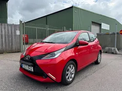 Röd Begagnad 2016 Toyota Aygo X-play Halvkombi | 74 900 kr (Marknadspris)