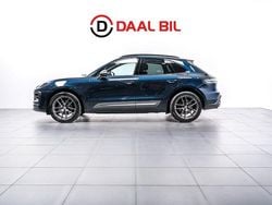 Mörkblå (blå) Begagnad 2022 Porsche Macan SUV | 659 700 kr (Marknadspris)