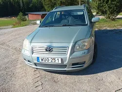 Grön Begagnad 2004 Toyota Avensis Kombi | 10 000 kr (Superpris)
