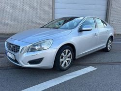 Ljusgrå (grå) Begagnad 2012 Volvo S60 Momentum Sedan | 84 900 kr (Marknadspris)