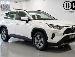 Vit Begagnad 2023 Toyota RAV4 Hybrid Active SUV | 264 900 kr (Marknadspris)