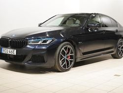 Svart Begagnad 2022 BMW 545e Shadowline Sedan | 589 500 kr (Lite dyr)