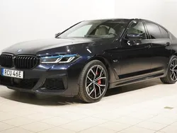 Svart Begagnad 2022 BMW 545e Shadowline Sedan | 559 800 kr (Marknadspris)