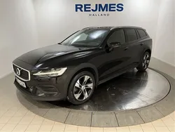 Svart Begagnad 2022 Volvo V60 CC Kombi | 284 500 kr (Marknadspris)