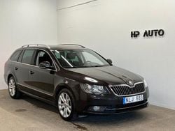 Mörkbrun (brun) Begagnad 2013 Skoda Superb Ambition Kombi | 79 900 kr (Marknadspris)