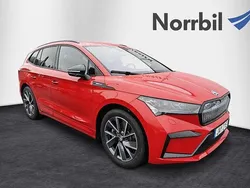 Röd Begagnad 2024 Skoda Enyaq iV SportLine SUV | 549 900 kr (Marknadspris)