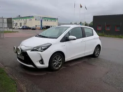 Vit Begagnad 2017 Toyota Yaris Hybrid Active Halvkombi | 129 500 kr (Marknadspris)